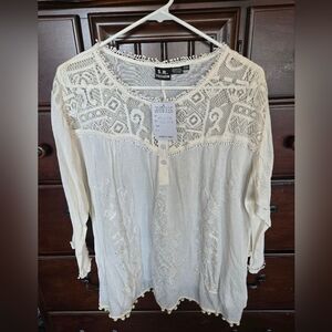 NWT, Embroiderd Cream Lace Top. Sz. XXL